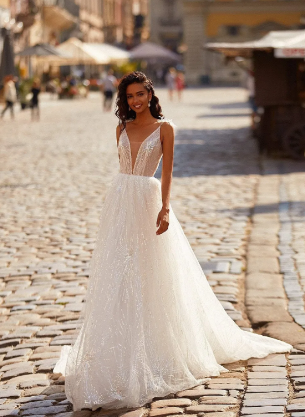 Gaun dengan detail payet berkilauan